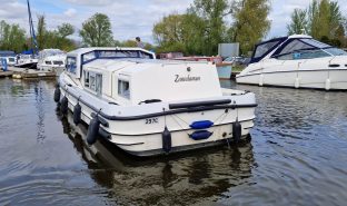 Connoisseur 42 - Zanndamon - 8 Berth Inland river cruiser 