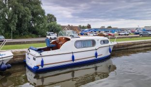 Freeman 22 - ADRIANNE - 4 Berth Classic inland river cruiser 