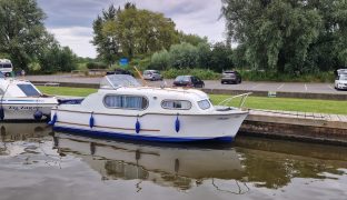 Freeman 22 - ADRIANNE - 4 Berth Classic inland river cruiser 