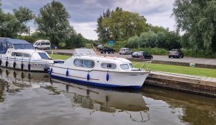 Freeman 22 - ADRIANNE - 4 Berth Classic inland river cruiser 