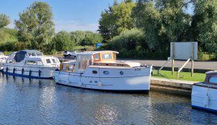 A O King of Wroxham - Crimson Dawn - 4 Berth Wooden Classic Motor Cruiser 