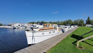 A O King of Wroxham - Crimson Dawn - 4 Berth Wooden Classic Motor Cruiser 