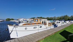 A O King of Wroxham - Crimson Dawn - 4 Berth Wooden Classic Motor Cruiser 