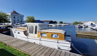 A O King of Wroxham - Crimson Dawn - 4 Berth Wooden Classic Motor Cruiser 