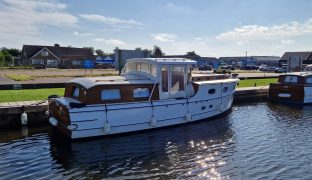 A O King of Wroxham - Crimson Dawn - 4 Berth Wooden Classic Motor Cruiser 