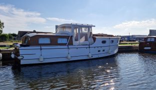 A O King of Wroxham - Crimson Dawn - 4 Berth Wooden Classic Motor Cruiser 