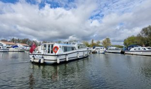 Aquafibre Pearl 38 - Moon Cloud  - 6 Berth Inland River Cruiser 