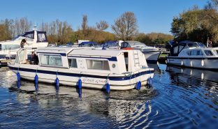 Alphacraft 32 - Pearl - 6 Berth Broads  River Cruiser