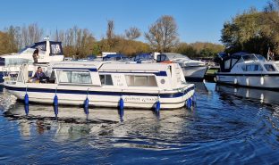 Alphacraft 32 - Pearl - 6 Berth Broads  River Cruiser