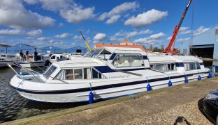 Alphacraft 42 - Commanding - 6 Berth Inland Cruiser