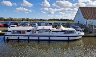 Alphacraft 42 - Commanding - 6 Berth Inland Cruiser