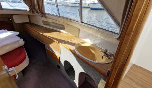 Alphacraft 42 - Commanding - 6 Berth Inland Cruiser